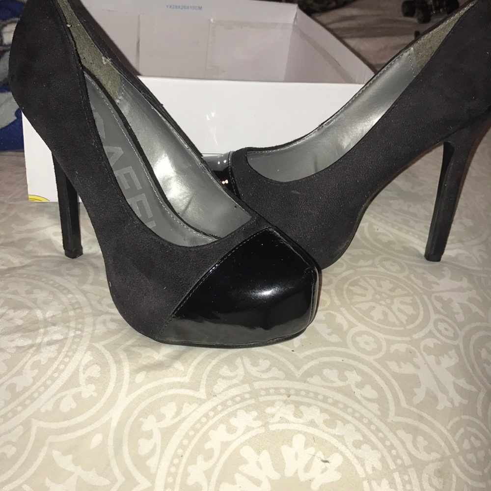 Black pumps